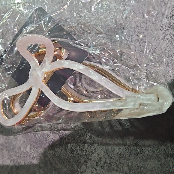 Paparazzi Gold and Cream Bow Hair Clip - Picture 1 of 3